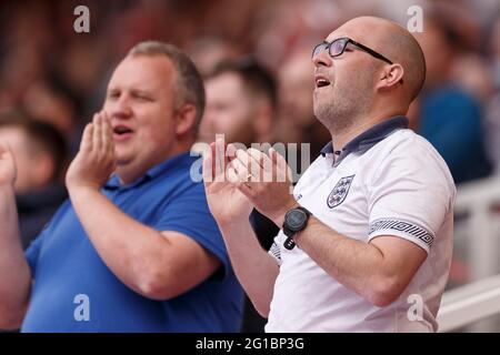 Middlesbrough, Großbritannien. Juni 2021. England-Fans beim internationalen Freundschaftsspiel zwischen England und Rumänien im Riverside Stadium am 6. Juni 2021 in Middlesbrough, England. (Foto von Daniel Chesterton/phcimages.com) Quelle: PHC Images/Alamy Live News Stockfoto