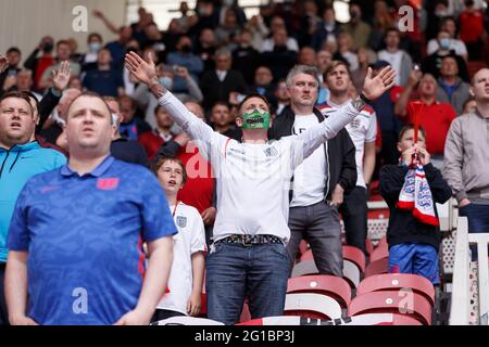 Middlesbrough, Großbritannien. Juni 2021. England-Fans beim internationalen Freundschaftsspiel zwischen England und Rumänien im Riverside Stadium am 6. Juni 2021 in Middlesbrough, England. (Foto von Daniel Chesterton/phcimages.com) Quelle: PHC Images/Alamy Live News Stockfoto