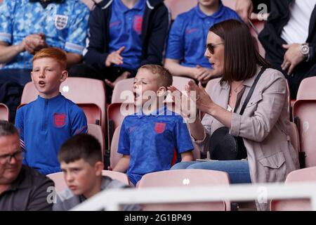 Middlesbrough, Großbritannien. Juni 2021. England-Fans beim internationalen Freundschaftsspiel zwischen England und Rumänien im Riverside Stadium am 6. Juni 2021 in Middlesbrough, England. (Foto von Daniel Chesterton/phcimages.com) Quelle: PHC Images/Alamy Live News Stockfoto