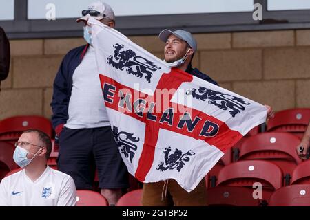 Middlesbrough, Großbritannien. Juni 2021. England-Fans beim internationalen Freundschaftsspiel zwischen England und Rumänien im Riverside Stadium am 6. Juni 2021 in Middlesbrough, England. (Foto von Daniel Chesterton/phcimages.com) Quelle: PHC Images/Alamy Live News Stockfoto