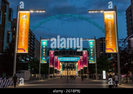 Wembley Stadium, Wembley Park, Großbritannien. Juni 2021. Nur eine Woche vor dem ersten Spiel der UEFA-Fußball-Europameisterschaft in England wurde das Wembley-Stadion an diesem Abend mit dem berühmten Bogen und der neuen olympischen Treppe beleuchtet. Die Euro 2020 wurde letztes Jahr aufgrund der weltweiten Coronavirus-Pandemie verschoben. Amanda Rose/Alamy Live News Stockfoto