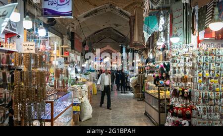 Isfahan, Iran - Mai 2019: iranischer alter großer Basar aus isfahan, Markt voller Teppich- oder Souvenirläden. Ein beliebtes Wahrzeichen in Isfahan mit Touristen ein Stockfoto