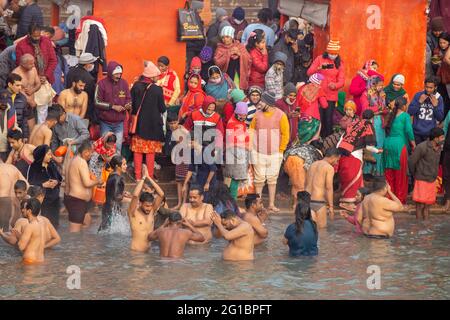 Haridwar, Uttarakhand, Indien, 14. April 2021. Pilgrims Holy Dip in River Ganges, die Heimat der Pilger in Indien, Kumbh Nagri Haridwar Uttarakhand Indien.Religious Nagri Haridwar, der stark besuchte Wallfahrtsort in Indien. Stadt des Heiligen Flusses Ganga. Hochwertige Fotos Stockfoto