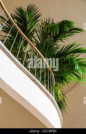 Architekturabstrakt einer Treppe im Konferenzzentrum von Schloss Ringberg in Bayern Stockfoto