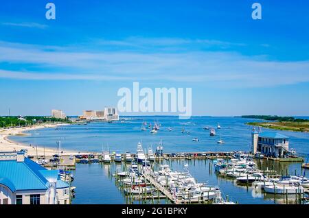 Am Memorial Day Wochenende, dem 30. Mai 2021, tummeln sich die Menschen am Biloxi Beach in Biloxi, Mississippi. Im Vordergrund befindet sich der Biloxi Small Craft Harbour. Stockfoto