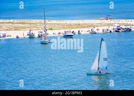 Bootsfahrer genießen die Brandung und Sonne auf Deer Island im Biloxi Small Craft Harbour, 30. Mai 2021, in Biloxi, Mississippi. Stockfoto