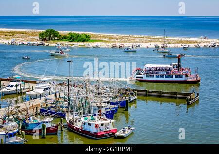 Das Flussboot Betsy Ann fährt zwischen Biloxi Small Craft Harbour und Deer Island, 30. Mai 2021, in Biloxi, Mississippi. Stockfoto