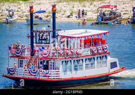 Das Flussboot Betsy Ann fährt zwischen Biloxi Small Craft Harbour und Deer Island, 30. Mai 2021, in Biloxi, Mississippi. Stockfoto