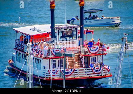 Das Flussboot Betsy Ann fährt zwischen Biloxi Small Craft Harbour und Deer Island, 30. Mai 2021, in Biloxi, Mississippi. Stockfoto