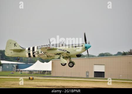 Zweiter Weltkrieg RAF Fairey Firefly fliegende und Hochgeschwindigkeitspässe bei der EAA Fly-in (AirVenture), Oshkosh, Wisconsin, USA Stockfoto