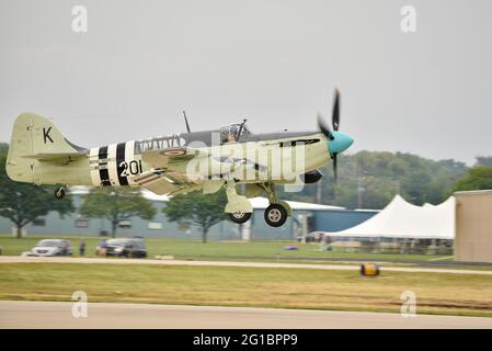 Zweiter Weltkrieg RAF Fairey Firefly fliegende und Hochgeschwindigkeitspässe bei der EAA Fly-in (AirVenture), Oshkosh, Wisconsin, USA Stockfoto