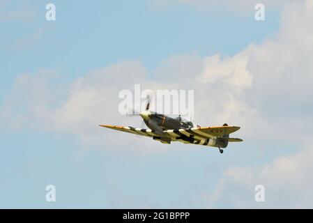 Supermarine Spitfire aus dem zweiten Weltkrieg, das beim EAA Fly-in (AirVenture), Oshkosh, Wisconsin, USA, in der Luft fliegt und Hochgeschwindigkeitspässe macht Stockfoto