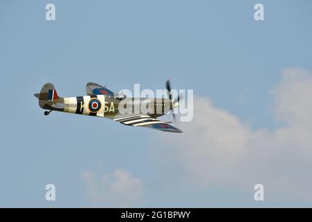 Supermarine Spitfire aus dem zweiten Weltkrieg, das beim EAA Fly-in (AirVenture), Oshkosh, Wisconsin, USA, in der Luft fliegt und Hochgeschwindigkeitspässe macht Stockfoto