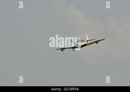 Zweiter Weltkrieg RAF Fairey Firefly fliegende und Hochgeschwindigkeitspässe bei der EAA Fly-in (AirVenture), Oshkosh, Wisconsin, USA Stockfoto