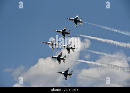 US Air Force Thunderbirds, F-16 Kampfflugzeuge, Flugdemonstrationsgeschwader, in Flugformation beim EAA Fly-in (AirVenture), Oshkosh, Wisconsin, USA Stockfoto