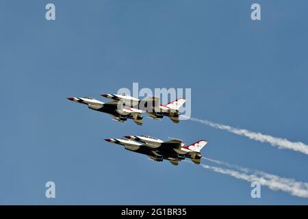 US Air Force Thunderbirds, F-16 Kampfflugzeuge, Flugdemonstrationsgeschwader, in Flugformation beim EAA Fly-in (AirVenture), Oshkosh, Wisconsin, USA Stockfoto