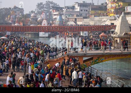 Haridwar, Uttarakhand, Indien, 14. April 2021. Pilgrims Holy Dip in River Ganges, die Heimat der Pilger in Indien, Kumbh Nagri Haridwar Uttarakhand Indien.Religious Nagri Haridwar, der stark besuchte Wallfahrtsort in Indien. Stadt des Heiligen Flusses Ganga. Hochwertige Fotos Stockfoto