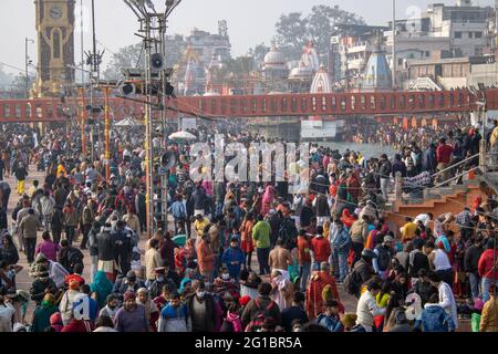 Haridwar, Uttarakhand, Indien, 14. April 2021. Pilgrims Holy Dip in River Ganges, die Heimat der Pilger in Indien, Kumbh Nagri Haridwar Uttarakhand Indien.Religious Nagri Haridwar, der stark besuchte Wallfahrtsort in Indien. Stadt des Heiligen Flusses Ganga. Hochwertige Fotos Stockfoto