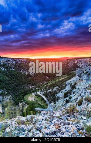 Die Schlucht von Rio Lobos ist ein besonderer Soria Tourist Naturpark mit bunten Himmel Sonnenuntergänge in der Natur und Berglandschaften Stockfoto