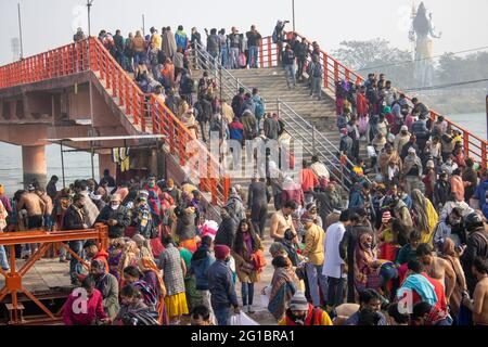 Haridwar, Uttarakhand, Indien, 14. April 2021. Pilgrims Holy Dip in River Ganges, die Heimat der Pilger in Indien, Kumbh Nagri Haridwar Uttarakhand Indien.Religious Nagri Haridwar, der stark besuchte Wallfahrtsort in Indien. Stadt des Heiligen Flusses Ganga. Hochwertige Fotos Stockfoto