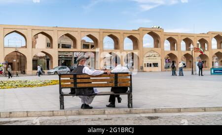 Yazd, Iran - Mai 2019: Iranische Männer sitzen auf einer Bank Stockfoto