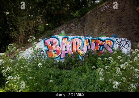 Farbenfrohe Graffiti an einer Wand in Barnes, West London, Großbritannien. 5.6.2021 Stockfoto