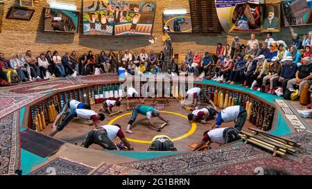 Yazd, Iran - Mai 2019: Touristen beobachten Pahlevani- und Zoorkhaneh-Rituale. Traditionelle iranische Sportarten zum Trainieren von Kriegern. Stockfoto