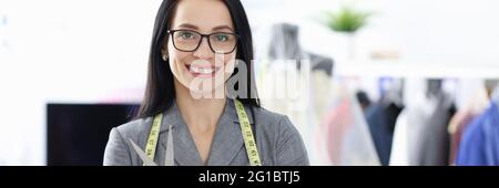 Portrait der lächelnden Frau Modedesignerin mit Schere in ihr Hände Stockfoto