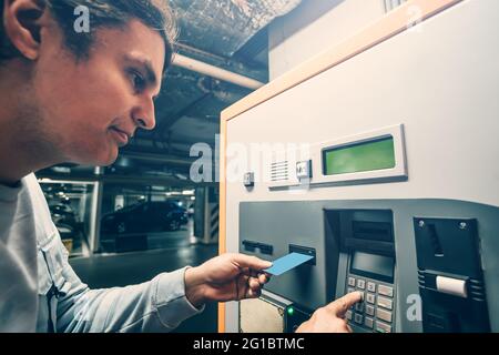 Man zahlt für das Parken in speziellen Maschine mit Bankkarte. Stockfoto