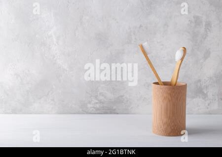 Natürliche Bambuszahnbürsten auf grauem Steingrund, keine Abfallprodukte, natürliche Mundhygiene Stockfoto
