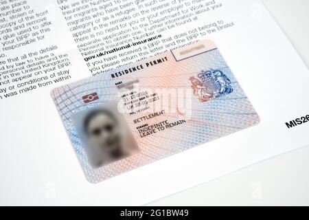 Neue Art der biometrischen Aufenthaltserlaubnis BRP-Karte, die vom britischen Innenministerium im Juli 2021 ausgestellt wurde. Nahaufnahme der Aufenthaltserlaubnis für unbestimmte Le Stockfoto