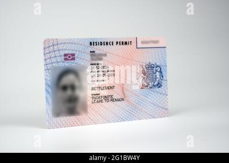 Neue Art der biometrischen Aufenthaltserlaubnis BRP-Karte, die vom britischen Innenministerium im Juli 2021 ausgestellt wurde. Nahaufnahme der Aufenthaltserlaubnis für unbestimmte Le Stockfoto