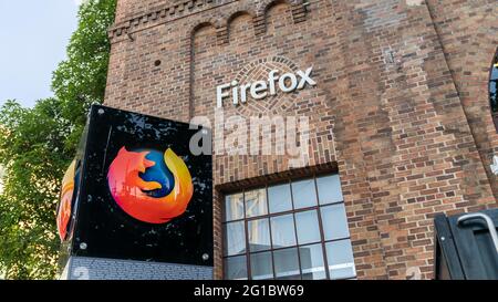 San Francisco, CA, USA - 2019. August: Mozilla Bürogebäude mit dem Firefox-Logo und -Symbol sowie dem stilisierten Firmennamen Stockfoto