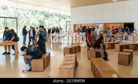 Cupertino, CA, USA - August 2019: Apple Store in Cupertino mit Leuten, die Apple-Produkte, Apple Headquarters Endlosschleife untersuchen Stockfoto