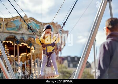 Smiling Mädchen springen auf einem Trampolin mit Versicherung. Stockfoto