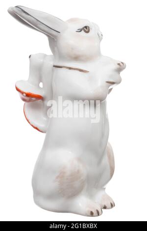 Porzellanfigur eines Hasen, der Amanita-Pilze trägt, isoliert auf weißem Hintergrund Stockfoto