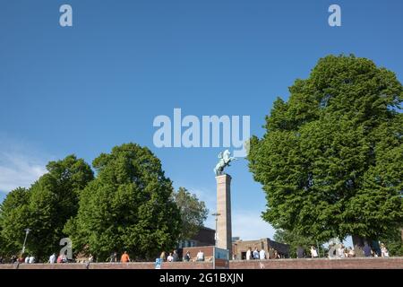 Sonniger Blick im Freien auf das Ulanendenkmal, Wahrzeichen-Statue und Baumkrone an der Uferpromenade am Rheinufer in Düsseldorf, Deutschland in der Sommersaison. Stockfoto