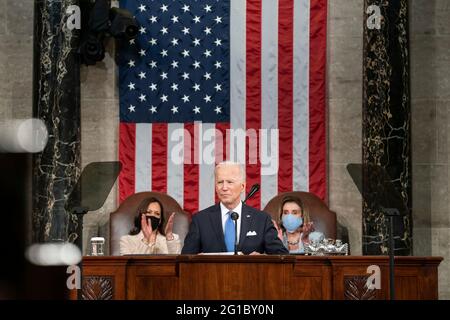 Präsident Joe Biden, zusammen mit Vizepräsident Kamala Harris und der Sprecherin des Repräsentantenhauses, Nancy Pelosi, D-Calif., hält am Mittwoch, dem 28. April 2021, im US-Kapitol in Washington, D.C., Bemerkungen während einer gemeinsamen Kongresssitzung (Offizielles Foto des Weißen Hauses von Adam Schultz) Stockfoto