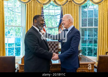 Präsident Joe Biden trifft sich am Donnerstag, dem 27. Mai 2021, während seines letzten Tages vor seiner Pensionierung im Oval Office des Weißen Hauses mit William 'Buddy' Carter. (Offizielles Foto des Weißen Hauses von Chandler West) Stockfoto