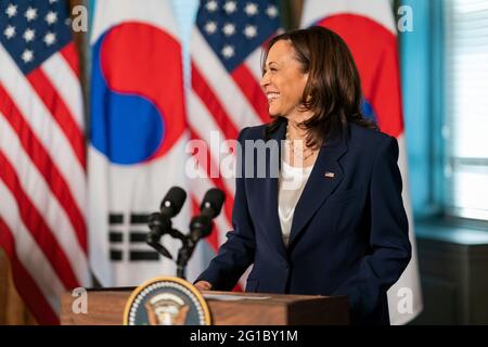 Vizepräsidentin Kamala Harris begrüßt den südkoreanischen Präsidenten Moon Jae-in am Freitag, den 21. Mai 2021, im Feierlichen Büro des Vizepräsidenten im Eisenhower Executive Office Building im Weißen Haus. (Offizielles Foto des Weißen Hauses von Cameron Smith) Stockfoto