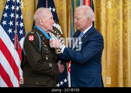 Präsident Joe Biden überreicht Ret die Ehrenmedaille. US-Armeekolonist Ralph Puckett, Jr. Freitag, 21. Mai 2021, im Ostraum des Weißen Hauses. (Offizielles Foto des Weißen Hauses von Adam Schultz) Stockfoto