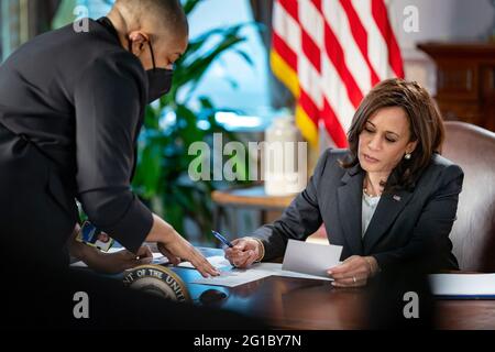 Vizepräsidentin Kamala Harris trifft sich am Mittwoch, den 12. Mai 2021, mit Symone Sanders, Senior Advisor und Chief Sprecher des Vizepräsidenten, im Eisenhower Executive Office Building im Weißen Haus. (Offizielles Foto des Weißen Hauses von Carlos Fyfe) Stockfoto