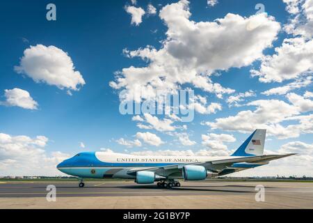 Air Force One, die Präsident Joe Biden trägt, nimmt am Freitag, den 30. April 2021, den Start vom Philadelphia International Airport in Philadelphia auf dem Weg zur Delaware Air National Guard Base in Newcastle, Delaware. (Offizielles Foto des Weißen Hauses von Adam Schultz) Stockfoto