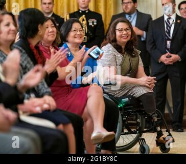 Senator Tammy Duckworth, R-Ill. (r), die Rep. Grace Meng, D-N.Y., die Senatorin Mazie Hirono, D-Hawaii und andere Gäste hören zu, wie Vizepräsidentin Kamala Harris und Präsident Joe Biden am Donnerstag, den 20. Mai 2021, im Ostsaal des Weißen Hauses Kommentare zum COVID-19 Hate Crimes Act abgeben. (Offizielles Foto des Weißen Hauses von Adam Schultz) Stockfoto