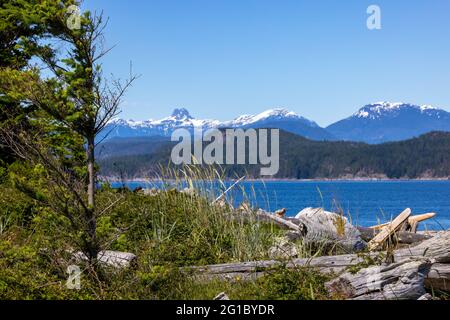 Rebecca Spit Marine Provincial Park, Quadra Island, mit Blick auf die Küstengebirgskette auf dem Festland von BC, Kanada Stockfoto