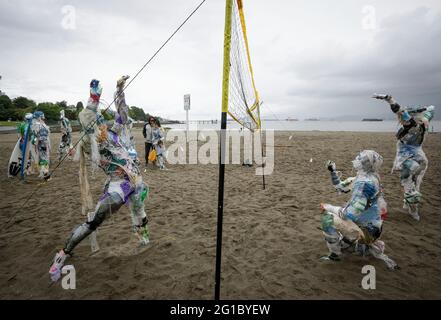 Vancouver, Kanada. Juni 2021. Am 6. Juni 2021 werden am Kitsilano Beach in Vancouver, British Columbia, Kanada, Zahlen mit von der Küste entfernten Kunststoffen angezeigt. Die von der multidisziplinären Künstlerin Caitlin Doherty geschaffenen Figuren, die aus Plastik an kanadischen Küsten entfernt wurden, verkörpern den kollektiven Beitrag der Menschen zur Plastikverschmutzung und bringen das Thema der Küstenverschmutzung in den Vordergrund. Quelle: Liang Sen/Xinhua/Alamy Live News Stockfoto