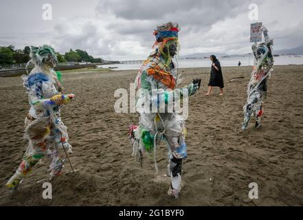 Vancouver, Kanada. Juni 2021. Am 6. Juni 2021 werden am Kitsilano Beach in Vancouver, British Columbia, Kanada, Zahlen mit von der Küste entfernten Kunststoffen angezeigt. Die von der multidisziplinären Künstlerin Caitlin Doherty geschaffenen Figuren, die aus Plastik an kanadischen Küsten entfernt wurden, verkörpern den kollektiven Beitrag der Menschen zur Plastikverschmutzung und bringen das Thema der Küstenverschmutzung in den Vordergrund. Quelle: Liang Sen/Xinhua/Alamy Live News Stockfoto