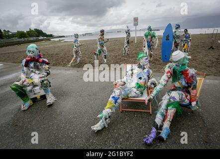 Vancouver, Kanada. Juni 2021. Am 6. Juni 2021 werden am Kitsilano Beach in Vancouver, British Columbia, Kanada, Zahlen mit von der Küste entfernten Kunststoffen angezeigt. Die von der multidisziplinären Künstlerin Caitlin Doherty geschaffenen Figuren, die aus Plastik an kanadischen Küsten entfernt wurden, verkörpern den kollektiven Beitrag der Menschen zur Plastikverschmutzung und bringen das Thema der Küstenverschmutzung in den Vordergrund. Quelle: Liang Sen/Xinhua/Alamy Live News Stockfoto