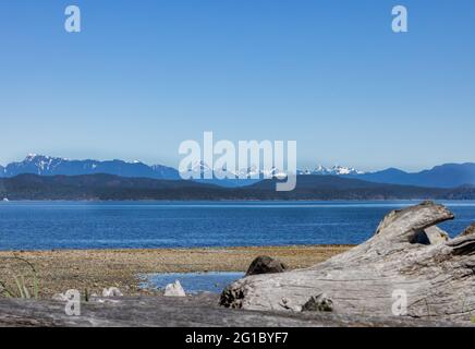 Rebecca Spit Marine Provincial Park, Quadra Island, mit Blick auf die Küstengebirgskette auf dem Festland von BC, Kanada Stockfoto