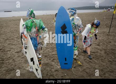 Vancouver, Kanada. Juni 2021. Am 6. Juni 2021 werden am Kitsilano Beach in Vancouver, British Columbia, Kanada, Zahlen mit von der Küste entfernten Kunststoffen angezeigt. Die von der multidisziplinären Künstlerin Caitlin Doherty geschaffenen Figuren, die aus Plastik an kanadischen Küsten entfernt wurden, verkörpern den kollektiven Beitrag der Menschen zur Plastikverschmutzung und bringen das Thema der Küstenverschmutzung in den Vordergrund. Quelle: Liang Sen/Xinhua/Alamy Live News Stockfoto